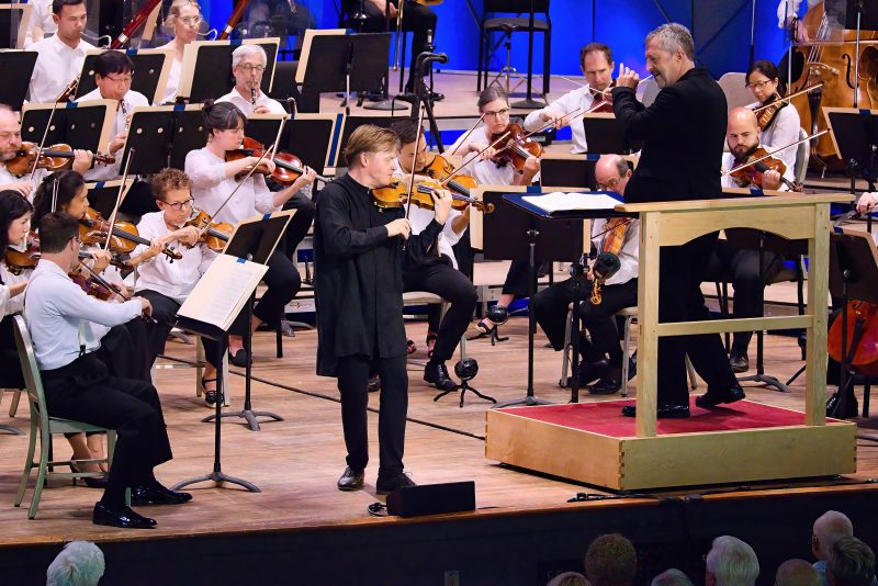 Thomas Adès conducts BSO and Pekka Kuusisto at Tanglewood, July 13, 2025; Hilary Scott photo.